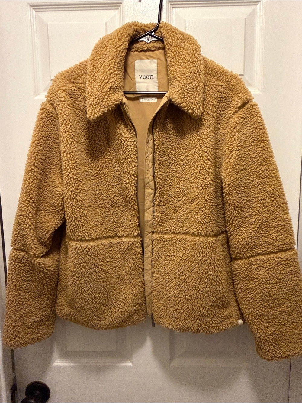 Vuori Lou Full zip teddy jacket size small in Butterscotch